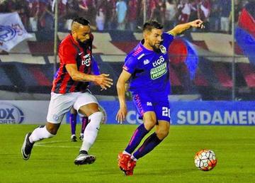 Álvaro Pereira (i) disputa un balón con Antonio Rojano (d).