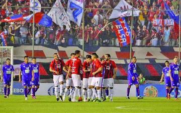 Jugadores del conjunto paraguayo festejan luego de anotar contra los lilas.