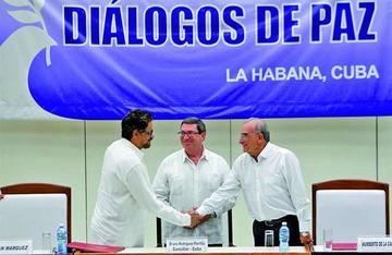 El segundo jefe de las FARC, Luciano Marín (i), junto al jefe de la delegación de paz del Gobierno, Humberto de la Calle