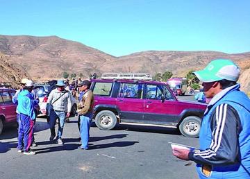 Los mineros continúan en los puntos de bloqueos.