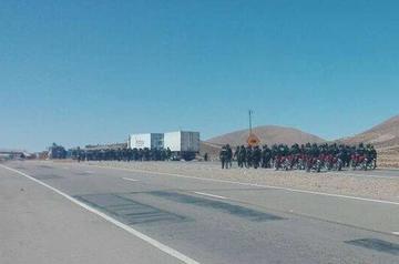 Continúa el movimiento de policías en la carretera Oruro - La Paz.
