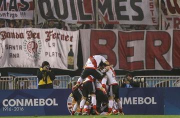 Sebastián Driussi celebra su gol con sus compañeros.