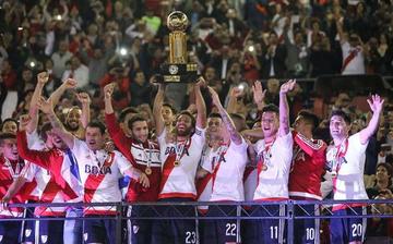 Los jugadores argentinos festejan su quinta corona internacional.