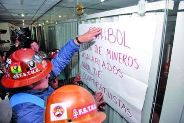 La Fstmb precintó las oficinas que ocupaban los cooperativistas Federico Escobar y Jorge Cuenca en Comibol.
