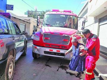 Incendio moviliza a muchos policías en casa particular