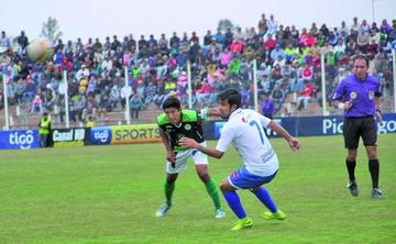 Jhosimar Prado(d) trata de detener a su rival.