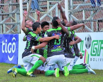 Los jugadores del cuadro local festejan el primer gol del encuentro.