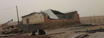 El techo de una construcción particular fue destruido.