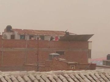 Vecinos de San Roque reparan el techo que fue sacado completamente por el viento.