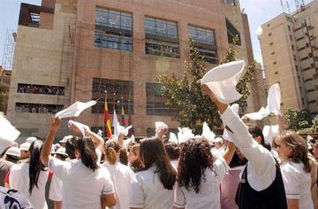La población en ese país celebró el acuerdo alcanzado con ese grupo guerrillero.