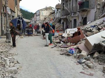 Tras el terremoto hallan a más desaparecidos en Italia