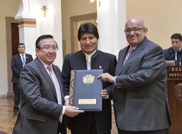 Evo Morales promulgan ley que amplía licencias para radio y TV