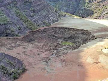 La foto muestra el lugar por donde salió la carga que se encontraba en el dique de colas.