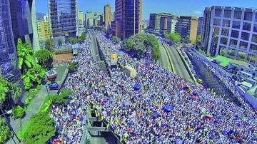 La oposición moviliza a miles de venezolanos por el revocatorio