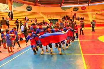 Los deportistas de Tupiza dan la vuelta olímpica.