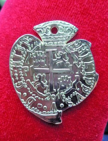 El otro lado de la insignia.