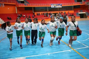 Las campeonas de básquet en la vuelta olímpica.