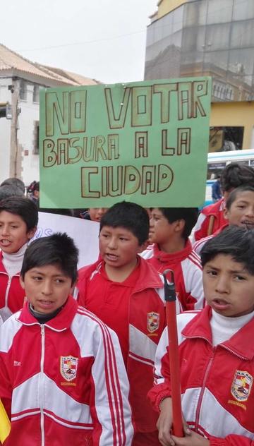 Estudiantes inculcan que la basura debe estar en su lugar