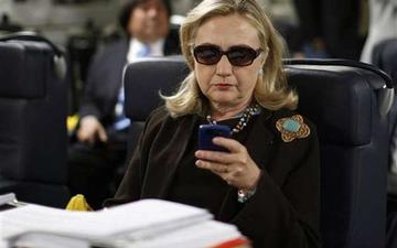 FBI revela que Clinton destruyó servidores para correo oficial