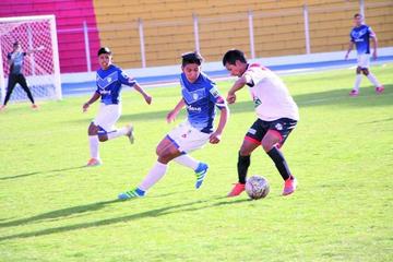 Aldring Zarate, de Nacional, controla el balón ante la marca de su rival.