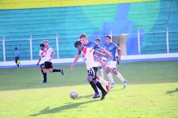 Roberto Paz, de San José, intenta quitar el balón a Roberto Márquez, de Nacional.