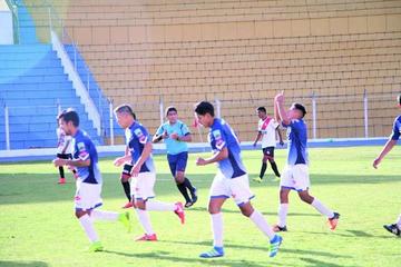 Los futbolistas del plantel santo celebran el gol de su compañero Juan Morales.