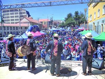 La población participa en una feria por el “Día de la Cultura Tributaria”