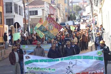 Prevén que 100 mil trabajadores mineros pasen a la ley del Trabajo