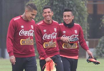 Perú ensaya con Guerrero, Benavente y Flores
