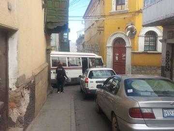 Las calles son muy estrechas para la circulación de los vehículos.
