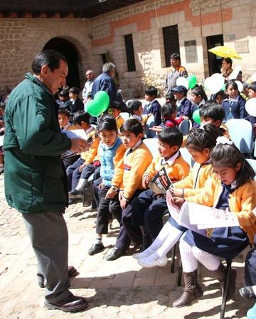 Corso comparte la revista con los niños.