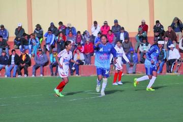 La jugadora potosina Eduarda Cuiza (14) celebra su gol.