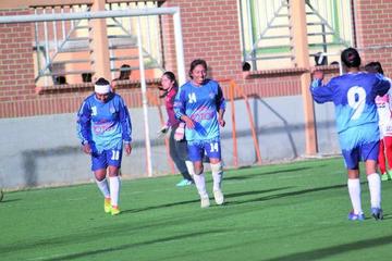La jugadora potosina Eduarda Cuiza (14) celebra su gol.