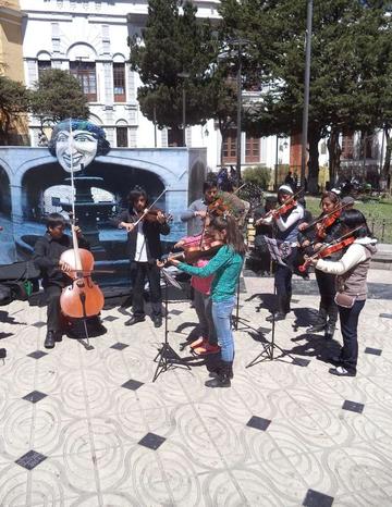 Jóvenes y niños de la filarmónica interpretaron el violín.