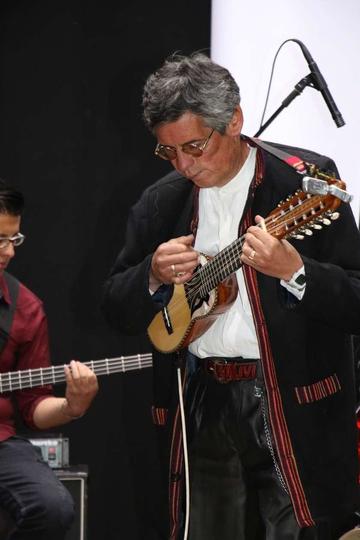 Vallejo se presenta en concierto de charango