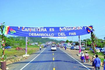 El Gobierno inauguró la carretera Villa Tunari - Isinuta por un valor de $us 37 millones.