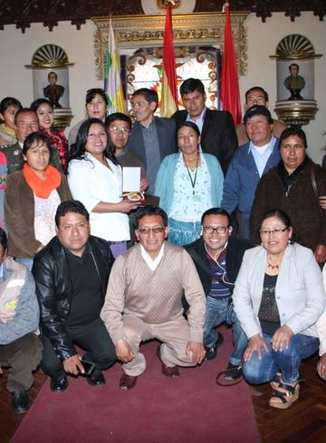 El personal de la institución junto al gobernador.