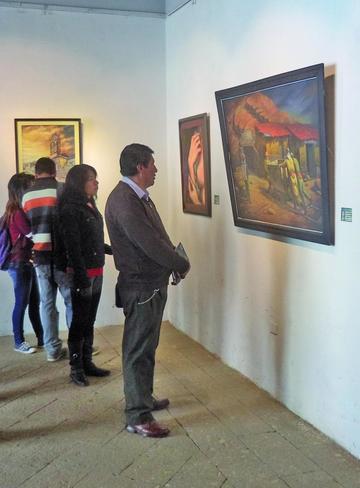 El público visitó el salón para observar las obras.