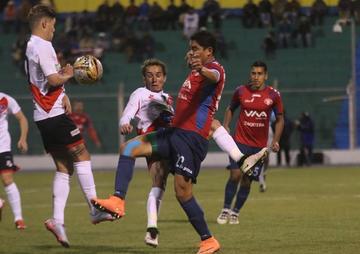 Bruno Pascua  pelea el balón con Edwuar Zenteno.