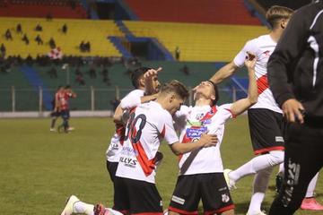 Javier Sanguinetti (c) celebra su gol con los brazos en alto.