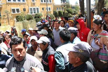 Los afectados por las ventas ilegales de terrenos volvieron a bloquear las puertas del edificio municipal.