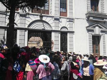 Población cuestiona bloqueo a la Alcaldía