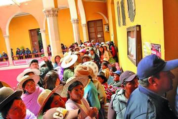 La gente afectada por demoliciones exige resarcimiento.