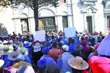 Los vecinos de Villa Victoria bloquean los accesos al edificio municipal.