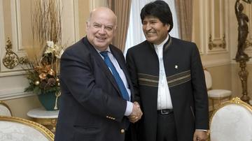 El agente chileno ante La Haya, José Miguel Insulza, y el presidente boliviano, Evo Morales.