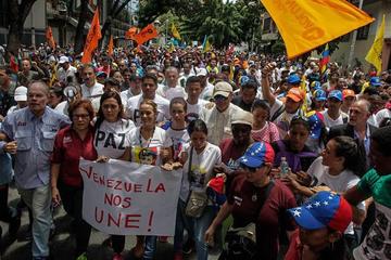 Oposición venezolana protesta por revocatorio contra Maduro