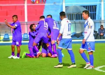 Los jugadores del conjunto potosino celebran el segundo tanto del encuentro.