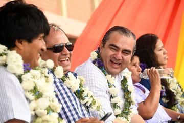 El mandatario de Estado, junto a los ministros de Gobierno, Carlos Romero, y de Autonomías, Hugo Siles.