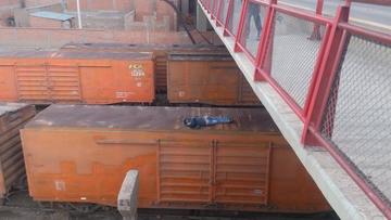 Jóven se lanza desde un puente y cae sobre un contenedor de tren