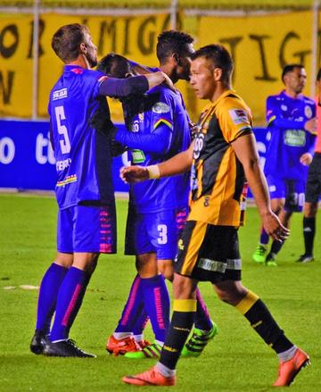 Claudio Centurión y Herman Soliz se abrazan tras el empate.